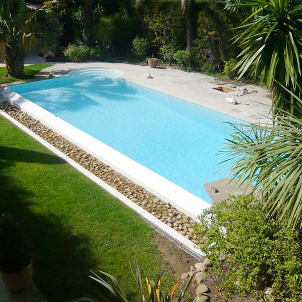 Piscine polyester sur mesure avec plage et escaliers int&eacute;gr&eacute;s
