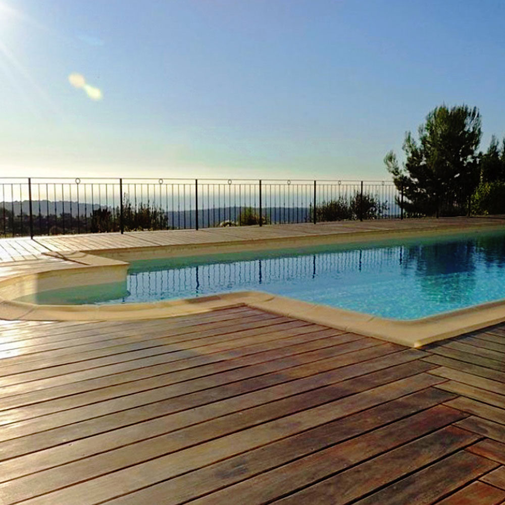 Piscine polyester entour&eacute;e d'une terrasse en bois